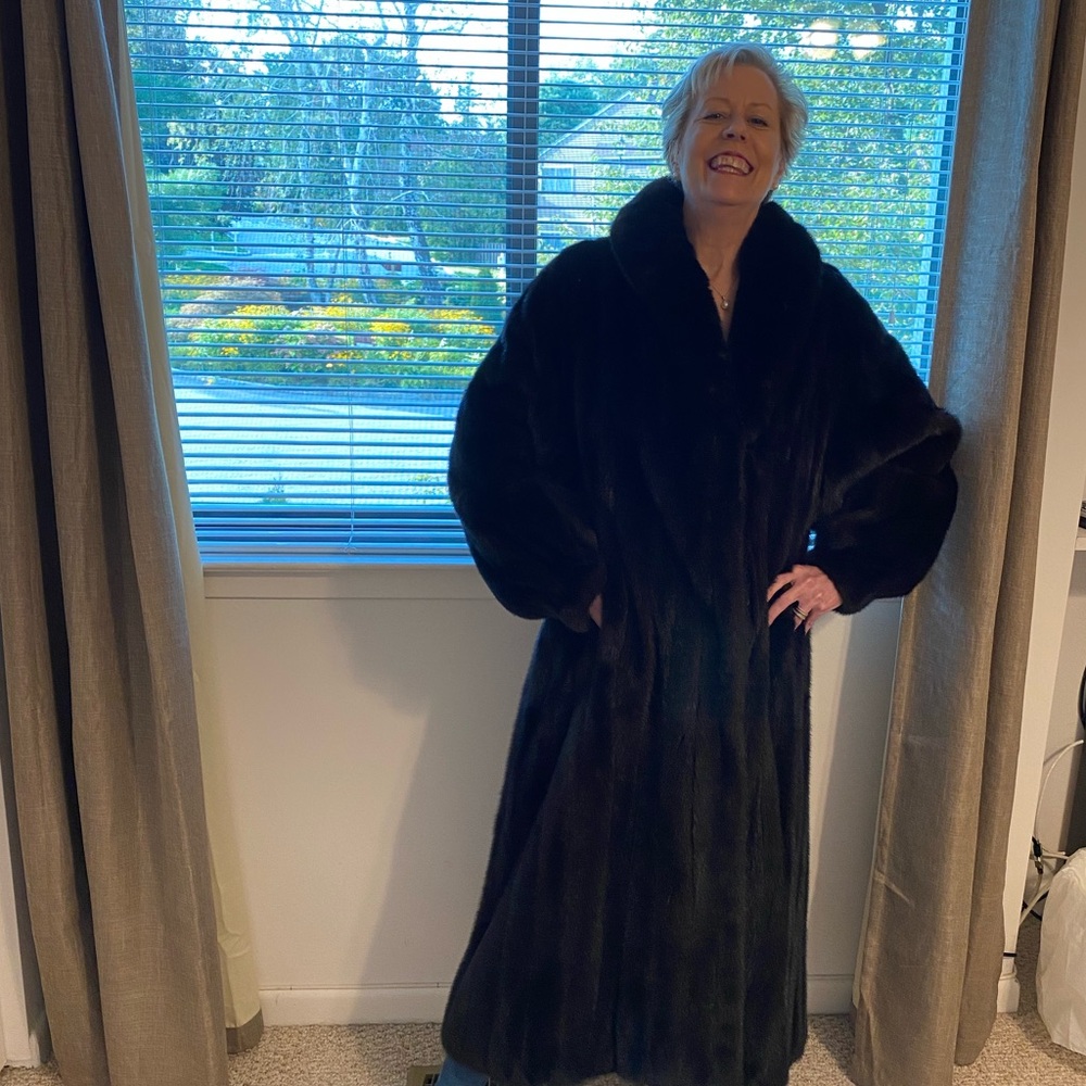 Elegant Blackglama Dark Ranch Mink Coat - Picture 12 of 12